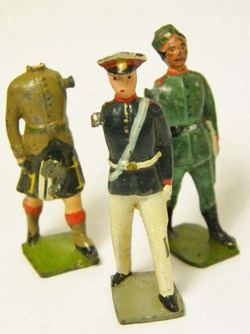 Lot of 3 vintage lead soldiers - as per photo