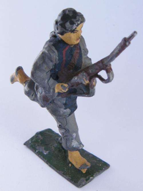 Vintage Asian lead soldier with rifle - as per photo