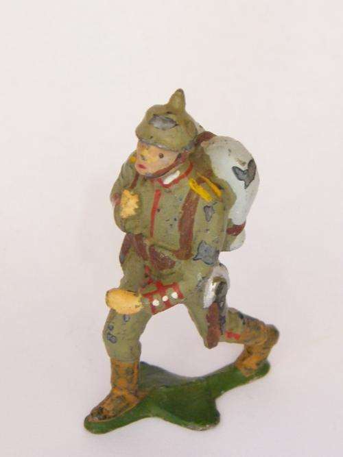 Vintage handpainted lead soldier - as per photo