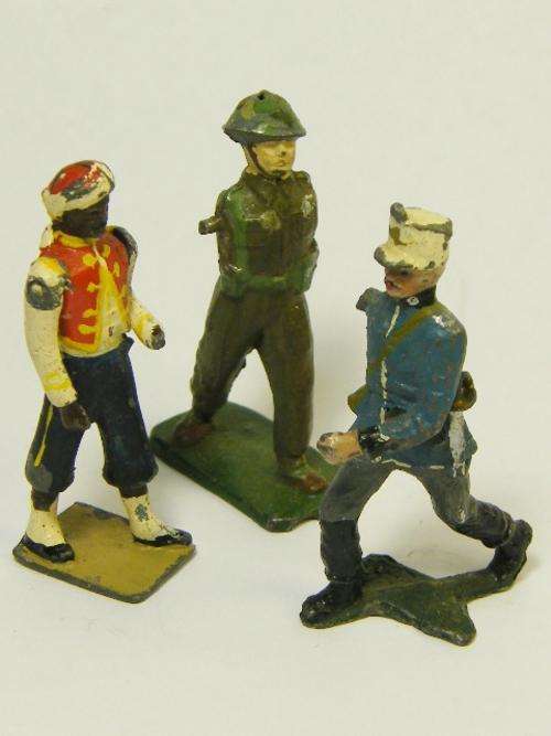 Lot of 3 vintage lead soldiers - damaged and missing parts - as per photo