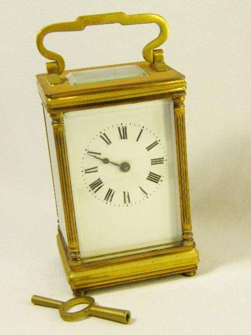 Antique brass French carriage clock with key, runs and stops, service recommended - as per photo