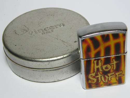 Kalan `Hot Stuff` novelty gas lighter in Vincero tin - needs a flint - as per photo