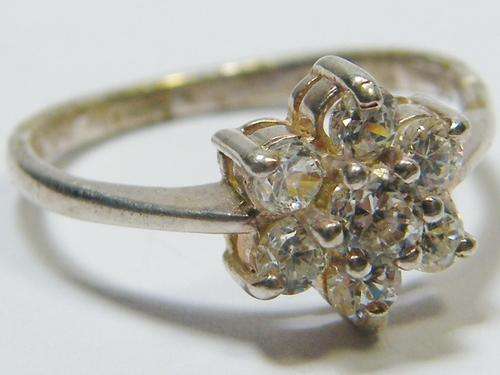 Vintage sterling silver ring with 7 white stones - weighs 2.1 grams - size M - as per photo