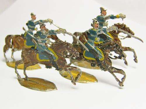 Lot of 4 vintage lead soldiers on horses - one is missing a sword - @ CRAZY R1 Start