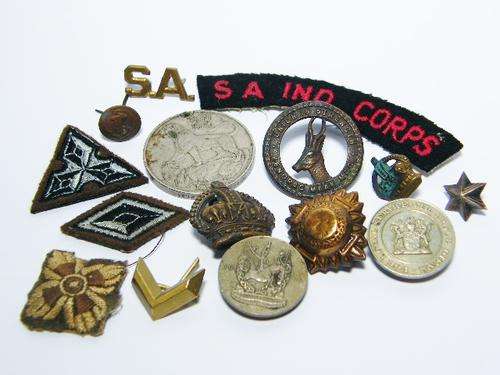 Lot of 15 military items - WW2 medal & badges - as per photo