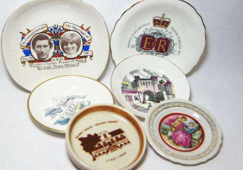 Lot of 6 miniature porcelain display plates - @ CRAZY R1 Start