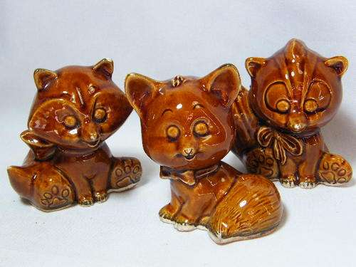 Set of 3 vintage Duncan porcelain fox figurines - small chip on one's ear - @ Crazy R1 start