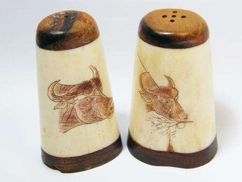 Pair of vintage horn and wood salt and pepper shakers with scrimshaw - as per photo