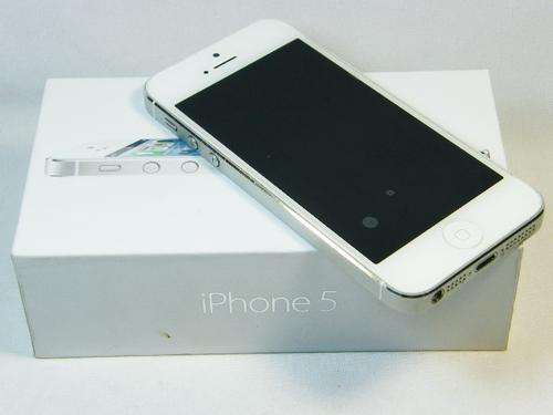 Apple Iphone 5 32GB - white in original box with screen protector - no charger & no headphones