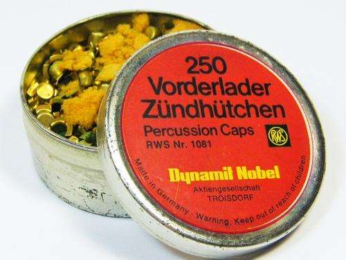 Vintage tin with Vorderlader Zundhutchen percussion caps for muzzle loaders & pistols - as per photo