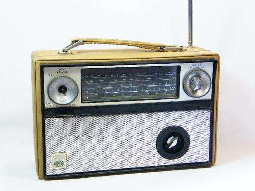 Vintage General Electric World Monitor radio - missing some parts - not sure if working - Sold as is