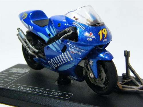 Moto Racing 2002 Yamaha 500cc YZF #19 Jacque Olivier model motorcycle with paddock stand