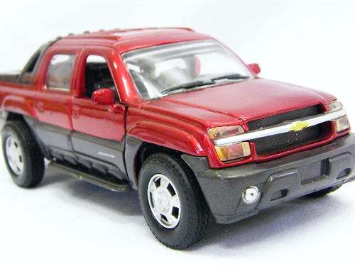 2002 Chevrolet Avalanche pickup truck 4x4 drivetrain - scale 1/32 - New Ray - as per photo