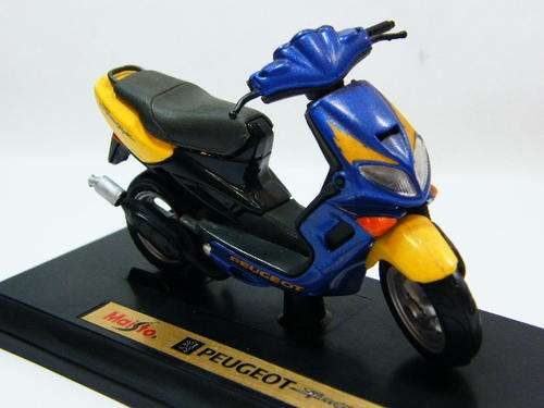 Maisto Peugeot Speedfight scooter model with stand - one handle broken - @ Crazy R1 start