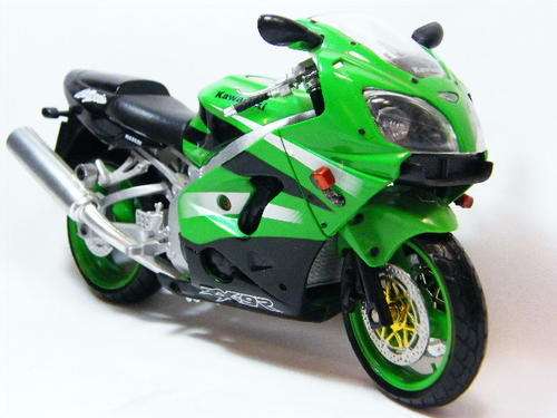 Kawasaki Ninja ZX9R model motorcycle - scale 1/12 - as per photo