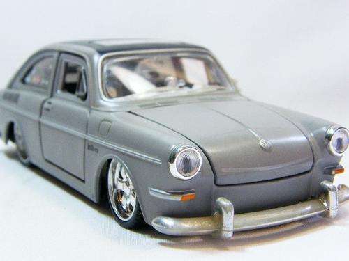 1967 Volkswagen 1600 Fastback custom car model - scale 1/24 - Maisto All starz - with stand