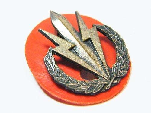 4 SA Infantry battalion cap badge with red backing - one pin missing - as per photo