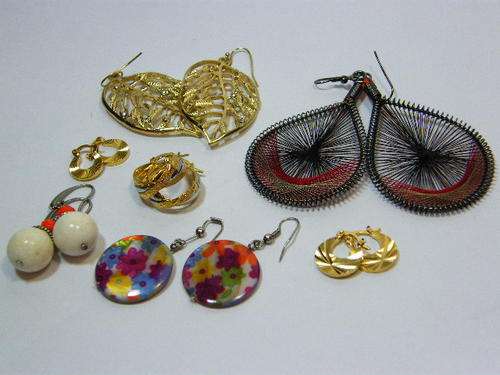 Lot of 7 pairs of costume jewellery earrings - @ Crazy R1 start