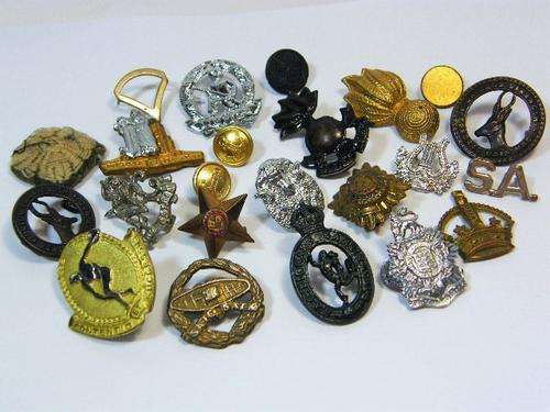 Lot of 23 military badges & buttons - as per photo