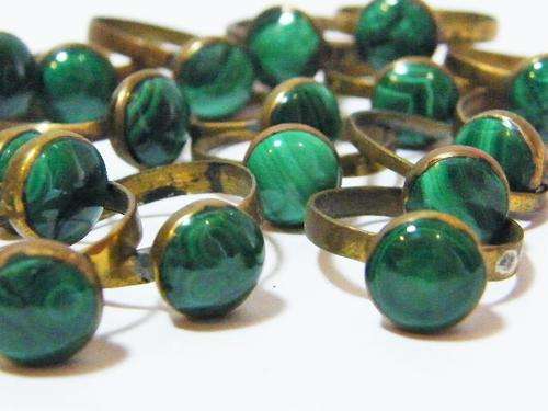 Lot of 19 vintage brass & malachite rings - assorted sizes - as per photo