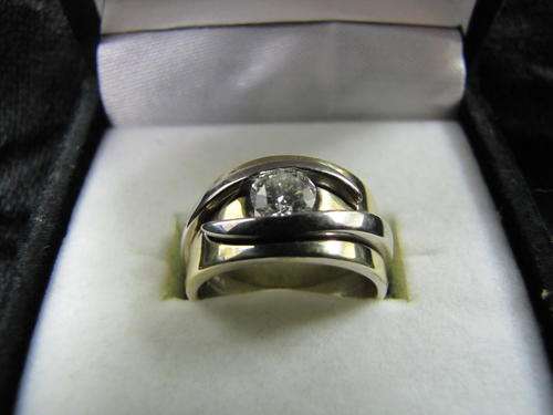 18cT GOLD RING WITH 0.6cts DIAMOND