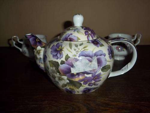 STUNNING "PANSY" TEA POT