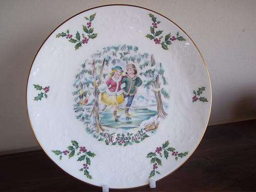 ROYAL DOULTON  XMAS DISPLAY PLATE  "LOVELY"