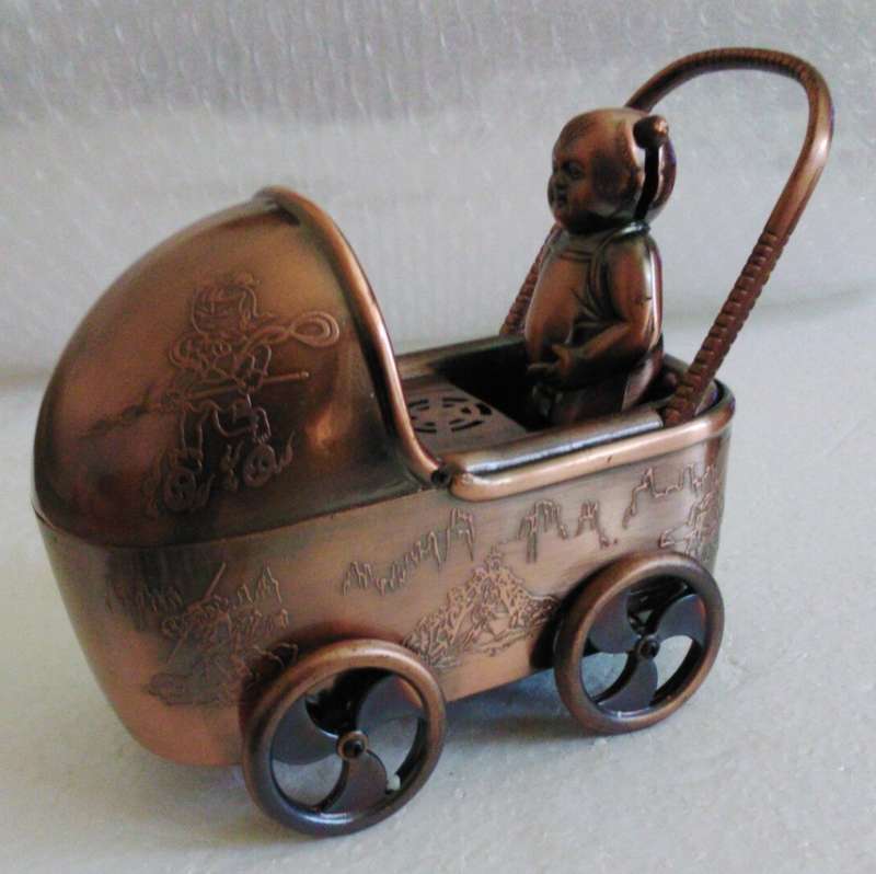 Beautiful  brass lighter/ashtray/gas refillable. Play music.