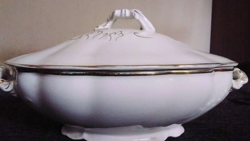 M&G Meakin Antique stoneware dish with lid.