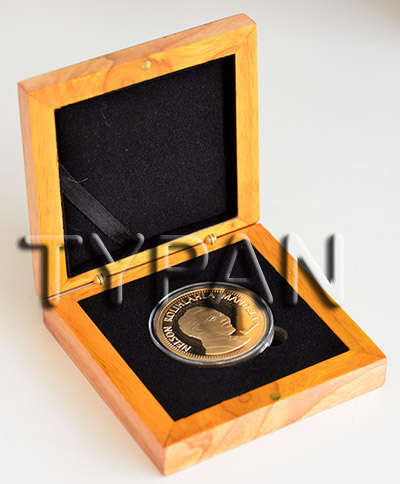 Mandela signed 10 years of Freedom 1oz Gold clad medallion in Beechwood BOX