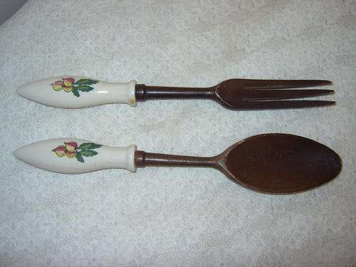 SALAD SERVING SET.