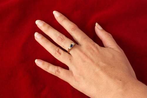 Late Victorian diamond and sapphire 18k gold ring