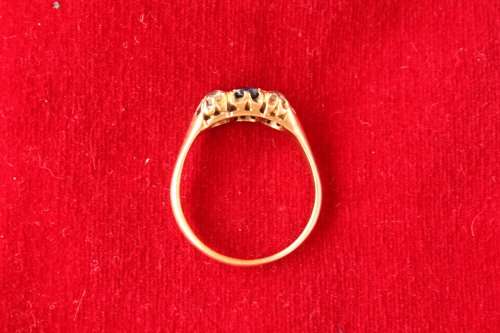 Late Victorian diamond and sapphire 18k gold ring