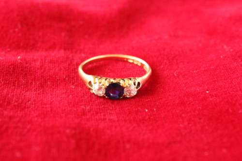 Late Victorian diamond and sapphire 18k gold ring