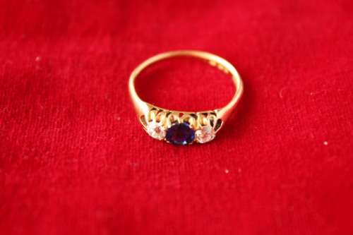 Late Victorian diamond and sapphire 18k gold ring