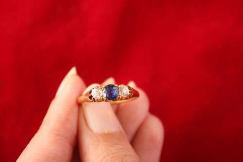 Late Victorian diamond and sapphire 18k gold ring