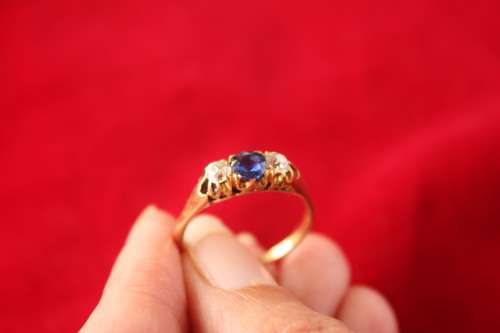 Late Victorian diamond and sapphire 18k gold ring