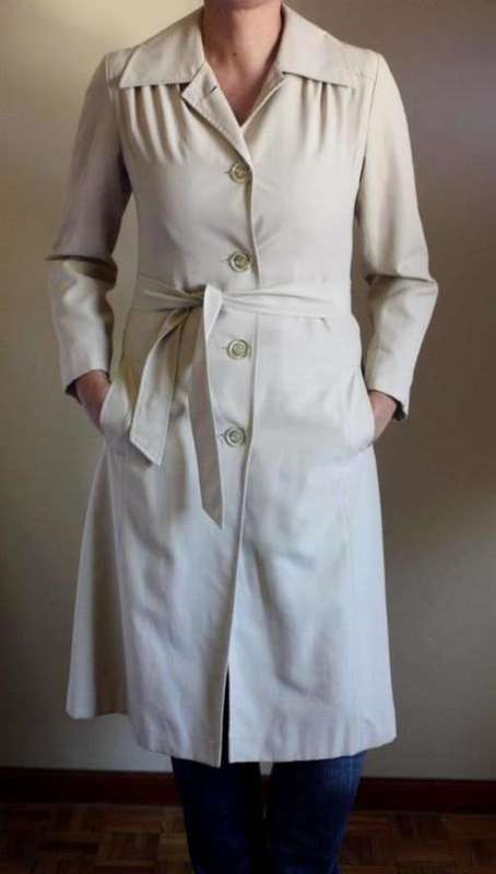 *SUMMER SALE* Vintage classic beige trench coat