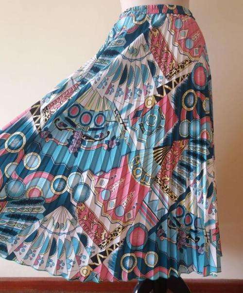 Pleated printed skirt in pink, green and white