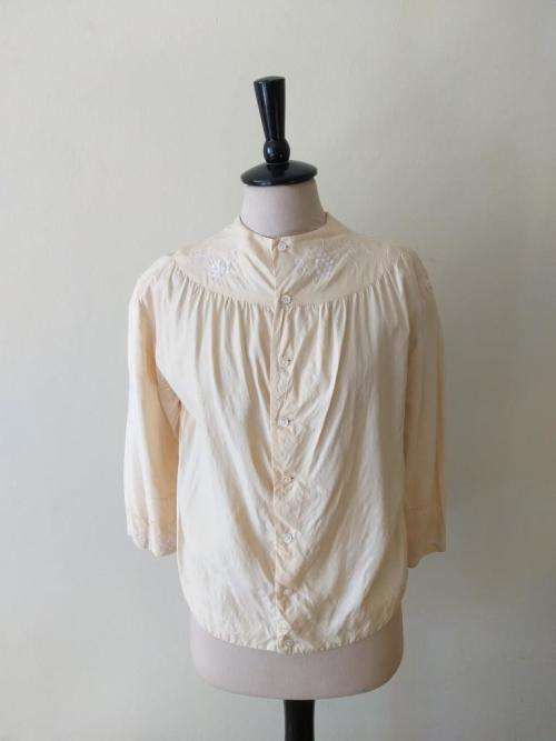 Hand embroidered cream silk blouse (1940s)