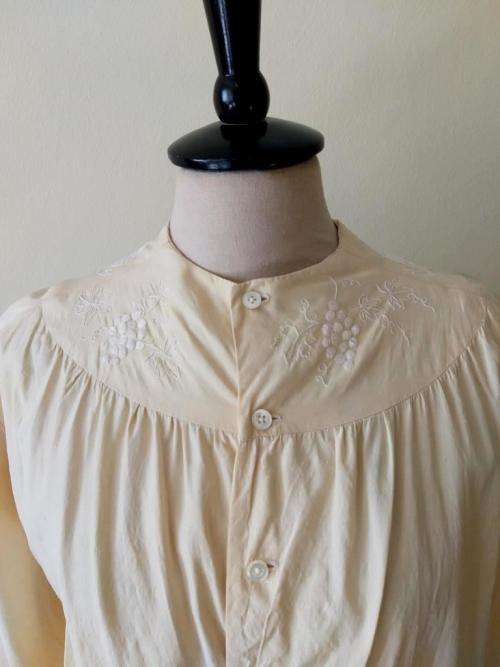 Hand embroidered cream silk blouse (1940s)