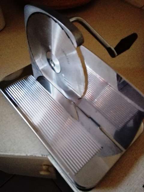 Bread slicer
