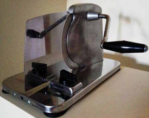 Bread slicer