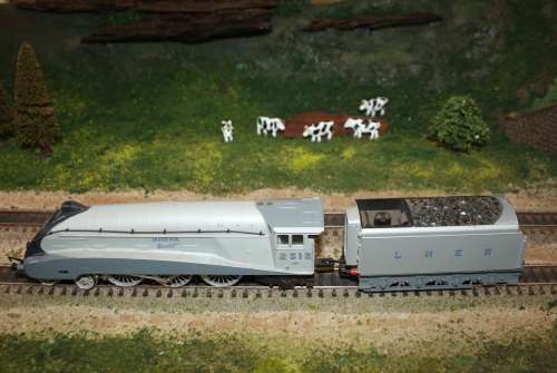 HORNBY HO SILVER FOX (2512) L.N.E.R. LOCOMOTIVE AND TENDER.  SEE DESCRIPTION