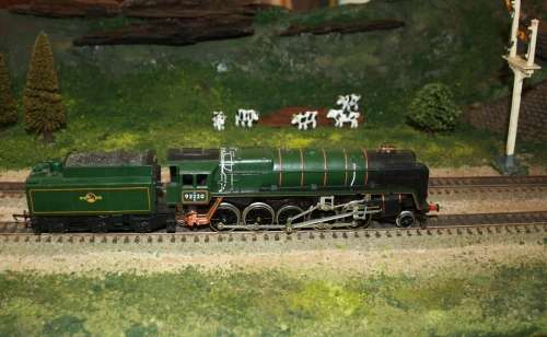 HORNBY HO BRITISH RAILWAYS (92220) LOCOMOTIVE AND TENDER