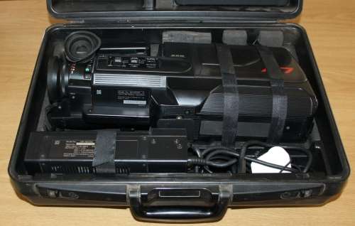 PANASONIC M7 VHS MOVIE VCR CAMERA & ACCESSORIES IN CASE - "OLD SCHOOL".  SEE DESCRIPTION
