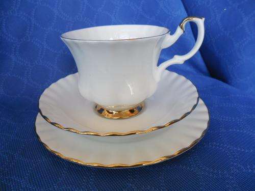 OLD ROYAL ALBERT TRIO "VAL DIOR"