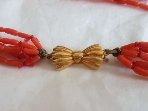 Vintage rice coral necklace with pretty bow shaped 18k gold clasp