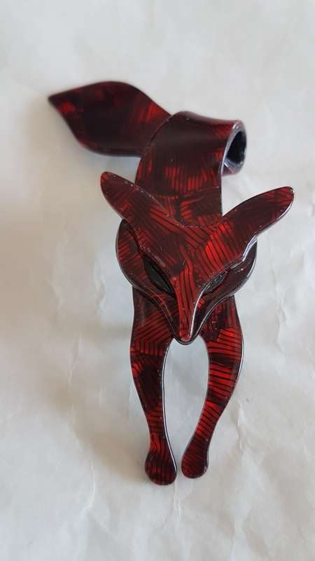 Retro resin red fox brooch