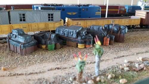 HO Scale Tarpaulin Covered Wagon Loads set of 5 (painted)
